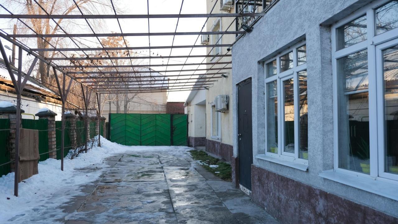 Apple Hostel Bishkek Luaran gambar