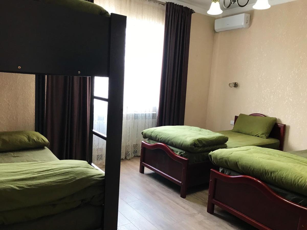 Apple Hostel Bishkek Luaran gambar