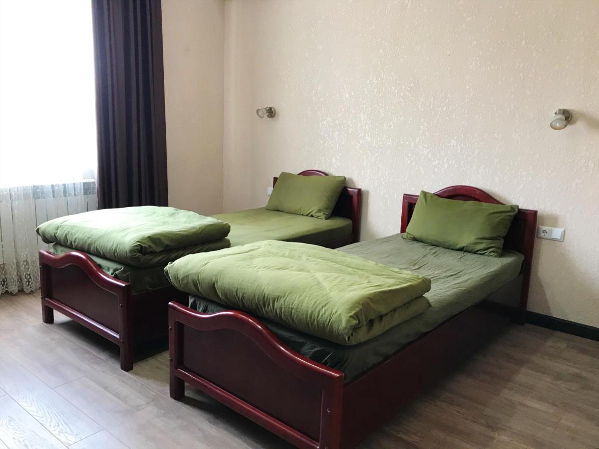 Apple Hostel Bishkek Luaran gambar